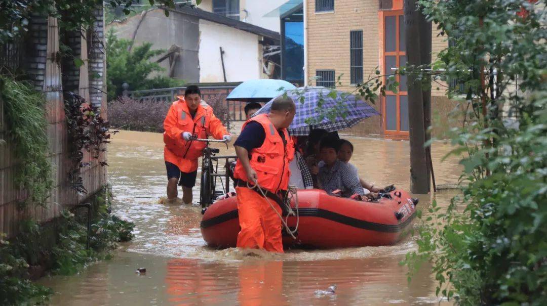 洪水撤离_遭遇洪水袭击来不及撤离时_洪水来临组织撤离