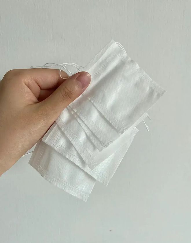 手机掉进水中的游戏机-手机掉水里怎么办？3个关键步骤教你应对