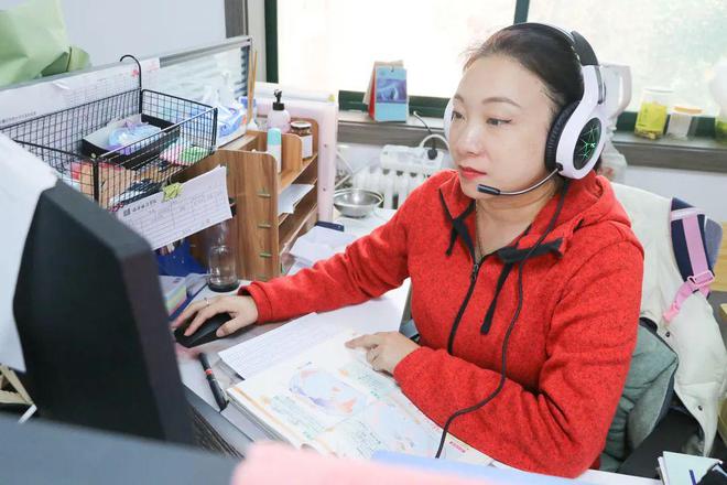 女朋友上课玩手机怎么说_女生上课玩手机游戏怎么办_有学生上课玩手机