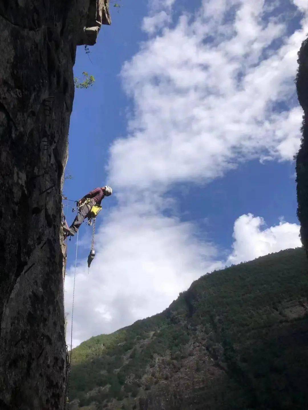 手机联机攀岩游戏：挑战陡峭岩壁，体验刺激乐趣与团队合作