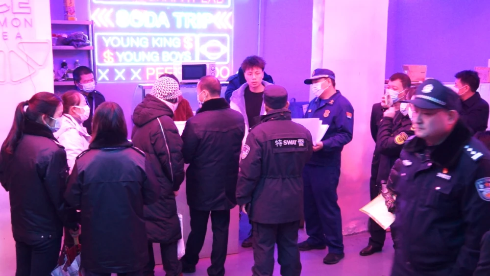 手机密室逃生游戏攻略：观察联想与大胆尝试是关键