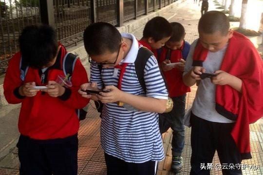 手机里有游戏是怎么回事-手机游戏的魔力与危害：为何让人如此着迷又影响学业？