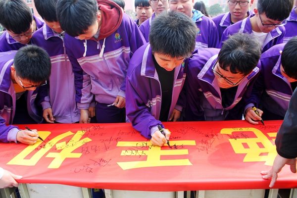 多大才能玩游戏_几岁能玩手机游戏_手机多大可以玩儿游戏