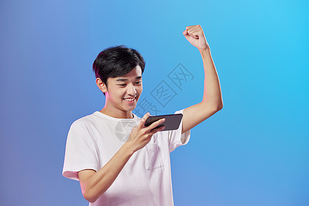 如何拿手机直播拍游戏_直播拍拿手机游戏叫什么_直播打游戏的手机