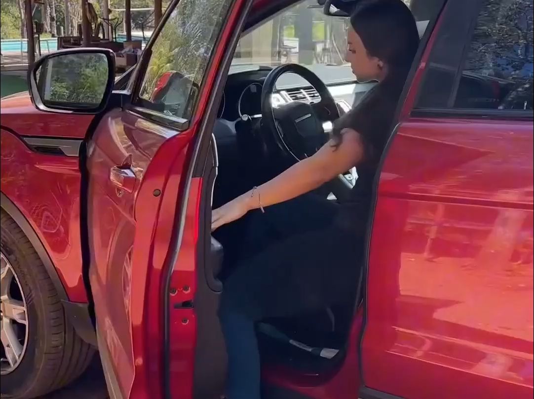 女司机开车玩手机游戏视频-女司机开车玩手机游戏，拿生命当儿戏，你还敢这样做吗？