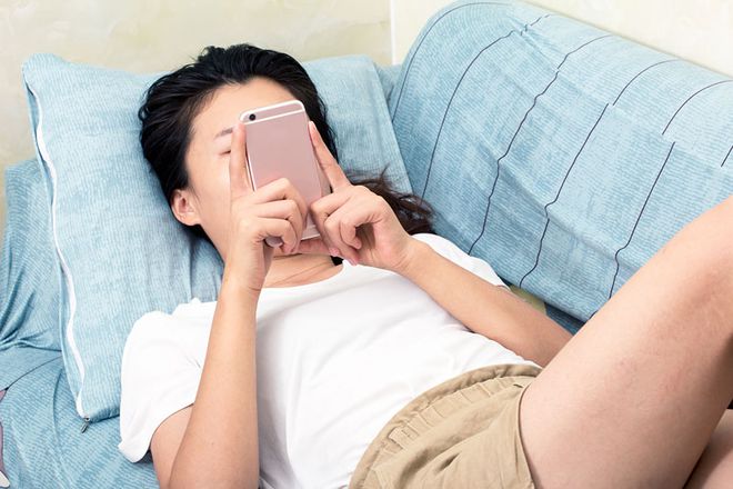 女儿喜欢用手机玩游戏_发现女儿用手机玩游戏_小女孩玩手机游戏