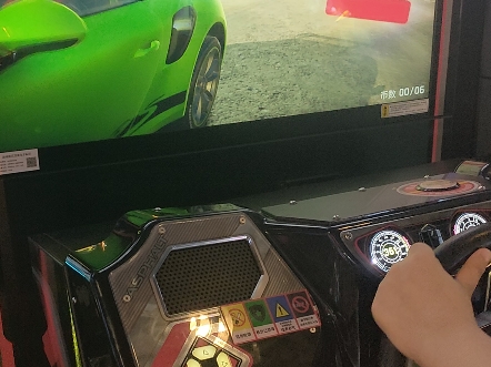 手机车游戏大全：狂野飙车 9与RealRacing3，满足你对速度的所有幻想